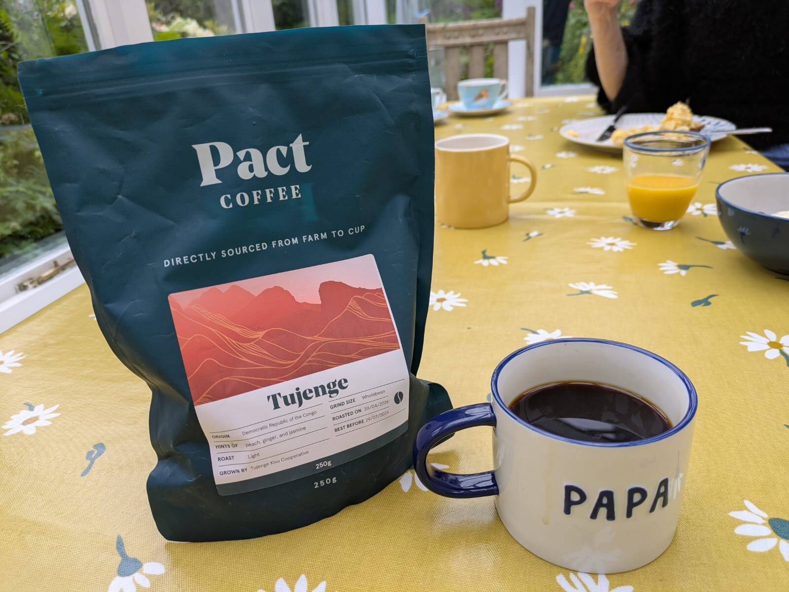 Sachet de café Tujenge, cultivé par CAT-KIVU et commercialisé à l'international, dégusté chez un torréfacteur partenaire